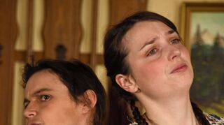 Beste Schwestern: Birte (Silke Herschlein, links) und Tina (Leonie Hertlein) spekulieren auf die Erbschaft.