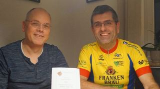 Die beiden Vorsitzenden der Schrozberger Albvereins-Ortsgruppe, Jürgen Gierke und Steffen Rösch, zeigen den neuen Veranstaltungsplan des Burgberg-Tauber-Gaus.