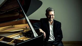 Felix Reuter ist mit seinem musikalisch-komödiantischem Programm „Die verflixte Klassik“ in Bad Mergentheim zu Gast.