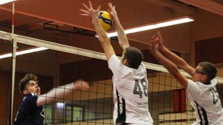 Der TSV Röttingen (in Weiß) überzeugte auch mit seiner guten Blockarbeit gegen den Angriff der Gastgeber.