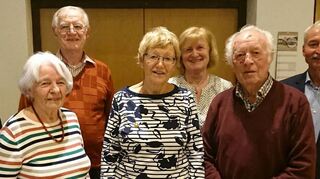 Ehrungen beim Gesang-Verein Bettingen: Das Bild zeigt (von links) Sängerbund-Präsident Wolfgang Runge, Eleonore Weiss, Erwin Wolz, Hildegard Kempf, Songrit Breuninger, Norbert Diehm und den Vorsitzenden Roland Beck.