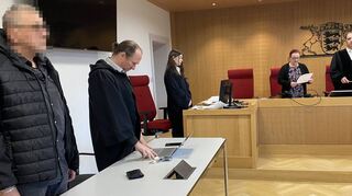 Gegen einen Wertheimer Holzdieb (links) fand vor dem Landgericht Mosbach die Berufungsverhandlung statt.
