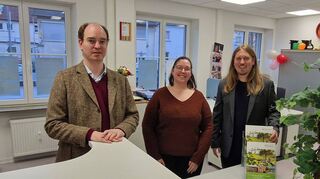 Bürgermeister Dr. Lukas Braun (von links), Christina Ort und Jan Raddatz in den neuen Räumlichkeiten des Tourismus- und Bürgerbüros im Alten Rathaus in Königshofen.