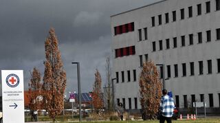 Dunkle Wolken über der Rotkreuzklinik.