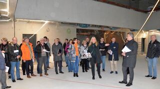 Bei einem Baustellenrundgang informierten sich die Kreisräte am Montagnachmittag über den aktuellen Stand der Arbeiten beim Ersatzneubau des Ganztagsgymnasiums in Osterburken.