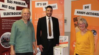 Bürgermeister Nick Schuppert ermöglichte gern die Präsentation der Ausstellung „Dein Smartphone – eine Rohstoffkatastrophe?“ im Rathausfoyer. Gemeinsam mit Barbara Hofmann (rechts) und Osmund Schneider (links) hofft er, dass die Handy-Sammelbox im Rathaus gut genutzt wird.