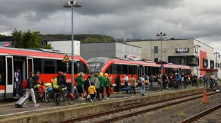 Reges Kommen und Gehen bei der Westfrankenbahn in Bad Mergentheim. Durch eine Mobilitätsabgabe soll nach dem Willen der Landesregierung der ÖPNV gestärkt werden.