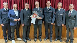 Bei der Versammlung der Abteilungswehr Gottersdorf wurden Mitglieder geehrt. Das Bild zeigt (von links) Stadtkommandant Sascha Dörr, Bürgermeister Meikel Dörr, vom Kreisfeuerwehrverband Michael Seyfried, Elmar Haas, Abteilungskommandant Martin Bodirsky, Kreisbrandmeister Jörg Kirschenlohr und Stadtoberverwaltungsrat Helmut Hotzy.