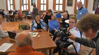 Film ab: Die sprachlichen Beiträge der Teilnehmer am Erzählcafé „Unser Dialekt“ wurden aufgenommen und sollen zu einem Film zusammengeschnitten werden.