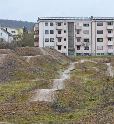 In direkter Nachbarschaft zum Deutsch-orden-Gymnasium und neben der Sport-halle gibt es den Dirt-Bike-Park.