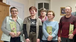 Für 25-jähriges Chorsingen im Gesangverein Reinsbronn wurden zahlreiche Mitglieder geehrt. Das Bild zeigt von links Edith Seiffert, Irene Markert, Edith Meder, Margit Horn, Willi Forstmeier, Erwin Hofmann, Elsbeth Golaschewski, Karin Hess und Dorothee Habel. Es fehlen die Jubilarinnen Elfriede Güllich, Renate Haag und Doris Weid.