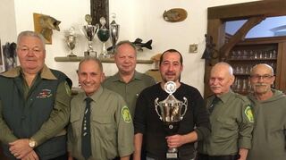 Vereinsehrungen für langjährige Mitgliedschaft (von links): Bernhard Burger, Manfred Beck, Anton Kimmelmann, Thomas Kerner (Fischerkönig), Franz Grimmer und Wolfgang Fleck.
