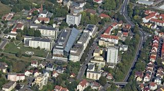 Blick auf das Bad Mergentheimer Caritas-Krankenhaus: Viele Jahre konnte man sich in den schwarzen Zahlen halten, diese Zeiten sind vorerst vorbei.