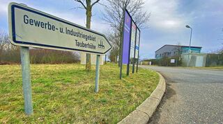 Einfahrt in die Kreuzstaße: Das Gewerbegebiet Tauberhöhe wird Elpersheim zugerechnet. Auf den künftigen Ortsschildern wird das auch zu lesen sein.