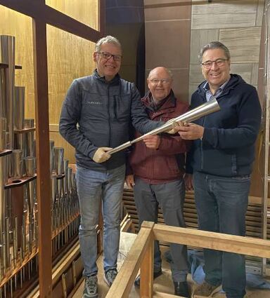 Günther Fürst (Mitte) und Bernhard Berberich (rechts) informierten sich über die Arbeiten an der Orgel.