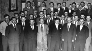 Der Reicholzheimer Gesangverein Sängerkranz probte im Gasthaus „Riesen“ und stellte sich 1959 zum Gruppenfoto auf.