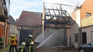 Eine Scheune stand am Samstag im Ortskern von Dienstadt im Vollbrand, umliegende Wohngebäude waren dabei stark in Gefahr angesteckt zu werden.