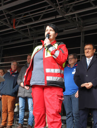 Die Neurologin Sandra Rückert bei der Kundgebung in Wertheim.