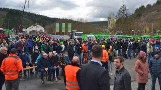 Zwischen 800 und 1000 Teilnehmerinnen und Teilnehmer kamen am Samstag (24. Februar) zur Großkundgebung der Landwirte unter dem Motto "Wir brauchen Zukunft!!!" auf das Gelände der ZG Raiffeisen in Tauberbischofsheim.