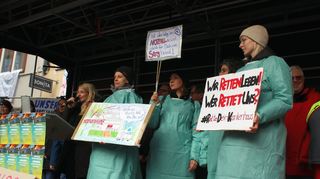 Klinikmitarbeiterinnen  warnen vor "absoluter Vollkatastrophe", wie es Simone Bricks (links) formulierte.