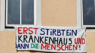Schriftzug an der Wand eines Hauses am Wertheimer Marktplatz.