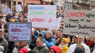 Deutliche Kritik an Landrat Schauder und Minister Lucha gab es bei der Kundgebung am Samstag, bei der es um die Zukunft der Rotkreuzklinik ging.