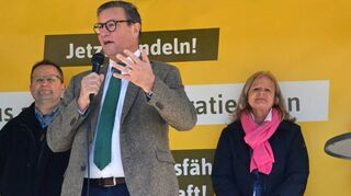 „Die Landwirte haben Respekt verdient“, sagte Minister Peter Hauk (Zweiter von links) bei der Kundgebung in Tauberbischofsheim. Weitere Redner waren unter anderem Jürgen Maurer (Landesbauernverband, links) und Bürgermeisterin Anette Schmidt.