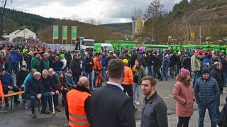Viel los war bei der Großkundgebung von Landwirten am Samstag in Tauberbischofsheim. Zwischen 800 und 1000 Teilnehmer kamen auf das Areal der ZG Raiffeisen am Dittwarer Bahnhof.