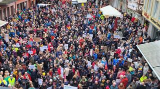 2000 Menschen demonstrierten am Samstag auf dem Wertheimer Marktplatz für den Erhalt der Rotkreuzklinik.