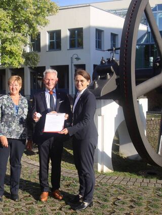 Rektorin Gabi Jeck-Schlottmann (links) und Präsidentin Martina Klärle (rechts) ehrten Manfred Wittenstein mit der Hochschulmedaille.