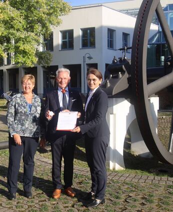 Rektorin Gabi Jeck-Schlottmann (links) und Präsidentin Martina Klärle (rechts) ehrten Manfred Wittenstein mit der Hochschulmedaille.
