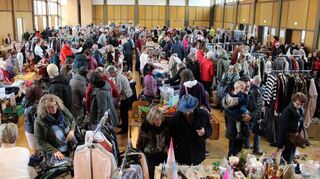 Schon kurz nach der Öffnung der Halle um 9.30 Uhr bummelten die Schnäppchenjäger durch die Tauberbischofsheimer Stadthalle.