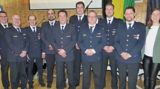 Heiko Schmidt (Lengenrieden), Mirco Hohstadt (Oberschüpf) und Axel Volk (Bobstadt) wurden zu Löschmeistern befördert. Christian Stang (Windischbuch) und Sven Volk (Windischbuch) wurden Brandmeister. Mit auf dem Bild: Bürgermeisterin Heidrun Beck (rechts), Stadtfeuerwehrkommandant Harry Schroth (Zweiter von rechts). Kreisfeuerwehrverbandsvorsitzender Sebastian Quenzer, (links), Kreisbrandmeister Andreas Geyer (Zweiter von links) und der stellvertretende Stadtfeuerwehrkommandant, Tobias Britsch (Dritter von links).