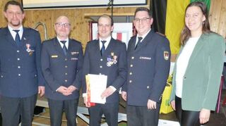 Für seine außerordentlichen Leistungen im Feuerwehrdienst wurde der stellvertretende Stadtfeuerwehrkommandant Tobias Britsch (Mitte) vom Kreisverbandsvorsitzenden Sebastian Quenzer (Zweiter von rechts) mit dem Feuerwehr-Ehrenkreuz in Silber ausgezeichnet (linkes Bild). Zudem wurden bei der Versammlung auch langjährige Feuerwehrmitglieder für 25-jährige (mittleres Bild) und 40-jährige Treue geehrt.