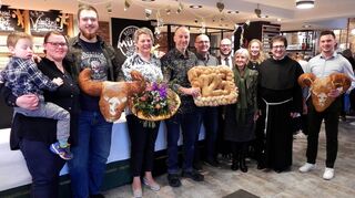 125-Jahr-Jubiläum: Das Bild zeigt die Familienmitglieder der Bäckerein Müssig zusammen mit den Grußrednern.