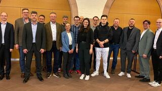Die CDU Wertheim nominierte ihre Kandidaten für die Wahl des Gemeinderats (linkes Bild) und des Kreistags am 9. Juni. Das Bild zeigt die Bewerber zusammen mit dem Stadtverbandsvorsitzender Jochen Wältz (linkes Bild, rechts) und dem Kreisvorsitzenden Professor Dr. Wolfgang Reinhart (rechtes Bild, links).