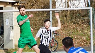 Der FSV Waldbrunn (hier im grünen Trikot) erwies sich beim SV Nassig als das clevere Team, setzte sich mit 3:2 durch und kletterte auf den vierten Tabellenplatz hoch.