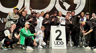 „Next Level“ (im Schwarz/Weiß-Outfit von links): Luis Jakob, Erika Ivanov, Kathrin Pinneker, hockend: Anna-lena Elancev, Michelle Walter, Kevin Sauer (Choreograf/Musikproduzent), Danny Winterholler, Hilal Baydemir, Daniel Jakob und Nico Steiner.