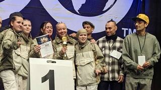 „X-Ception“ bei der Siegerehrung (die Mädchen im Outfit von links): Jana Sverev, Liana Graf, Alisa Pass, Victoria Binfet, Selin Kaya, Elina Wisner und Gabriela Lindegrün.