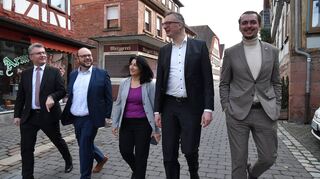 Unterwegs in Walldürn (von links): Landrat Dr. Achim Brötel, Bürgermeister Meikel Dörr, Grünen-Landtags-Abgeordnete Fadime Tuncer, Grünen-Fraktionsvorsitzender im baden-württembergischen Landtag Andreas Schwarz und Grünen-Abgeordneter Erwin Köhler.