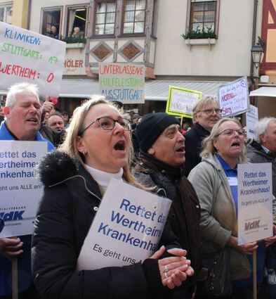 Engagiert demonstrierten Bürgerinnen und Bürger am Samstag auf dem Marktplatz für den Erhalt der Wertheimer Rotkreuzklinik.