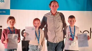 Glücklich und Stolz über die beste Bewertung im Fachbereich Chemie beim diesjährigen Wettbewerb „Jugend forscht“ sind (von links) Marlene Dölger, Alisa Gerber, Projektbetreuer Birger-Daniel Grein und Alexandru Saleba.