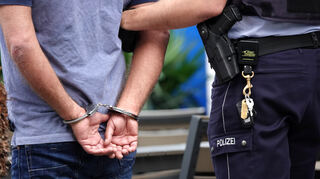 Ein Unbekannter bestellte über den Mobilfunkanbieter einer 36-jährigen Frau mehrere hochwertige Elektrogeräte zu einer Packstation in Stockstadt am Main (Landkreis Aschaffenburg). Bei der Abholung nahm die Polizei einen Tatverdächtigen fest. Er befindet sich mittlerweile in Untersuchungshaft. (Symbolbild)
