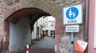 Ein „Posten“ (wir hier in Wertheim) besteht aus einem rot-weißen Stoffwimpel sowie einer dazugehörenden elektronischen Zeitnahmeeinheit.