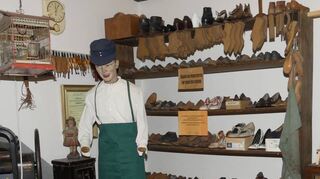 Zu sehen ist im Heimatmuseum Igersheim auch die komplette Werkstatt eines Schuhmachers.