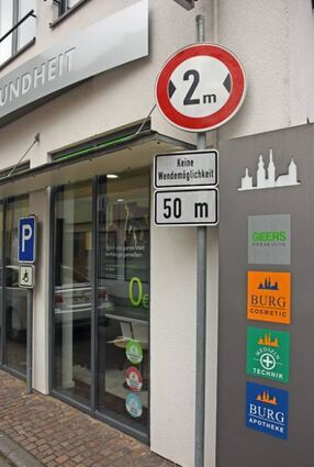 Die neuen Schilder in der Frommengasse stehen.