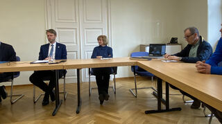 Bei einer Pressekonferenz im Rathaus zusammen mit den Fraktionsvorsitzenden gab Oberbürgermeister Markus Herrera Torrez bekannt, dass die Stadt in Verhandlungen zur Übernahme der Rotkreuzklinik eintritt. Das Bild zeigt (von links) Axel Wältz (CDU), den OB, Songrit Breuninger (Freie Bürger), Richard Diehm (Grüne) und Stefan Kempf (Bürgerliste). Patrick Schönig (SPD) war per Videokonferenz zugeschaltet.