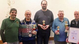 Ehrungen bei den Sportfischern Dittwar: (von links) Vorsitzender Manuel Withopf, Sieger des Königsangelns Lothar Schwindt, Fabian Weber, Norbert Klitschnik und Ehrenmitglied Richard Withopf.