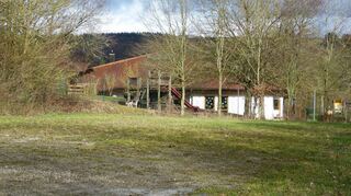 Für die Betreuung von Kleinkindern in Boxberg werden dringend Krippenplätze benötigt. Um eine kurzfristige Lösung zu ermöglichen, sollen die Container, die bereits in Unterschüpf während des Umbaus des dortigen Kindergartens genutzt wurden, auf den Platz hinter dem katholischen Kindergarten „St. Martin“ in Boxberg (Bild) umgestellt werden. Den entsprechenden Aufstellungsbeschluss fasste der Gemeinderat in der Sitzung am Montag einstimmig.