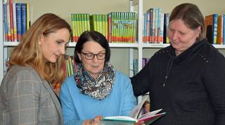 Die drei Ehrenamtlichen Irene Schleining, Petra Karcher und Elena Felsing freuen sich, Kinder und Bücher zusammenzubringen.